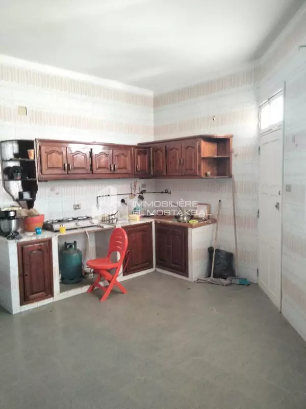 A vendre maison en RDC dans le 1 ère étage superficie 449 m située Grombalia Nabeul