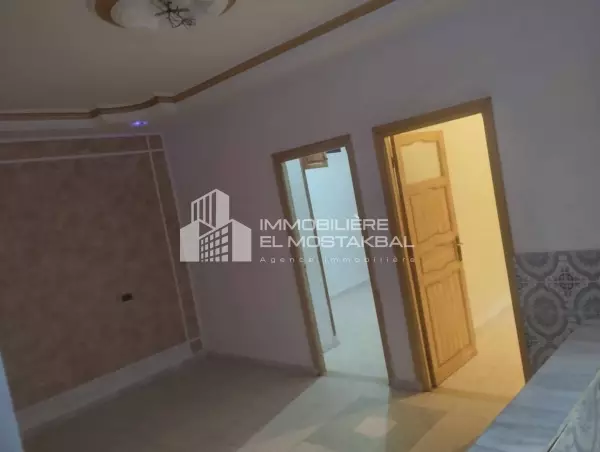 A vendre maison en RDC dans le 1 ère étage superficie 100m située Grombalia Nabeul